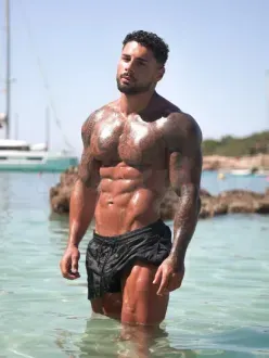Magnetic Luxury Gentleman in Dam