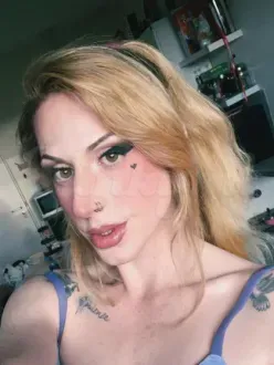English Speaking Goth/Alt Trans Girl Fro in Dam