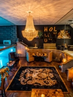 * Villa Weizigt in Dordrecht veel dames  in Ede