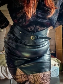 Curvy MILF and you're online girl. in Ee
